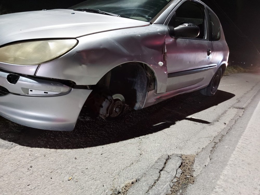 Pneu se solta de carro em Gaspar atinge motocicleta e deixa duas pessoas feridas