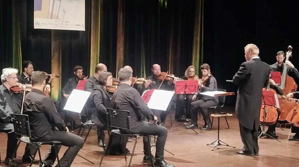 Orquestra de Câmara de Blumenau faz apresentação nesta quarta no Teatro Carlos Gomes