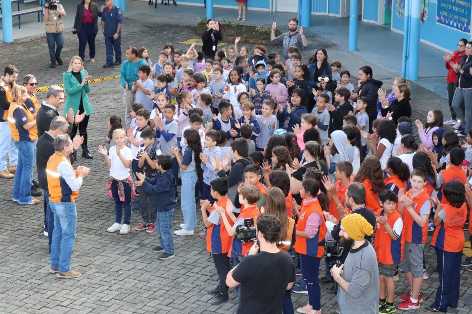 Fotos: alunos e professores da escola Olga Rutzen de Blumenau participam de simulado de evacuação