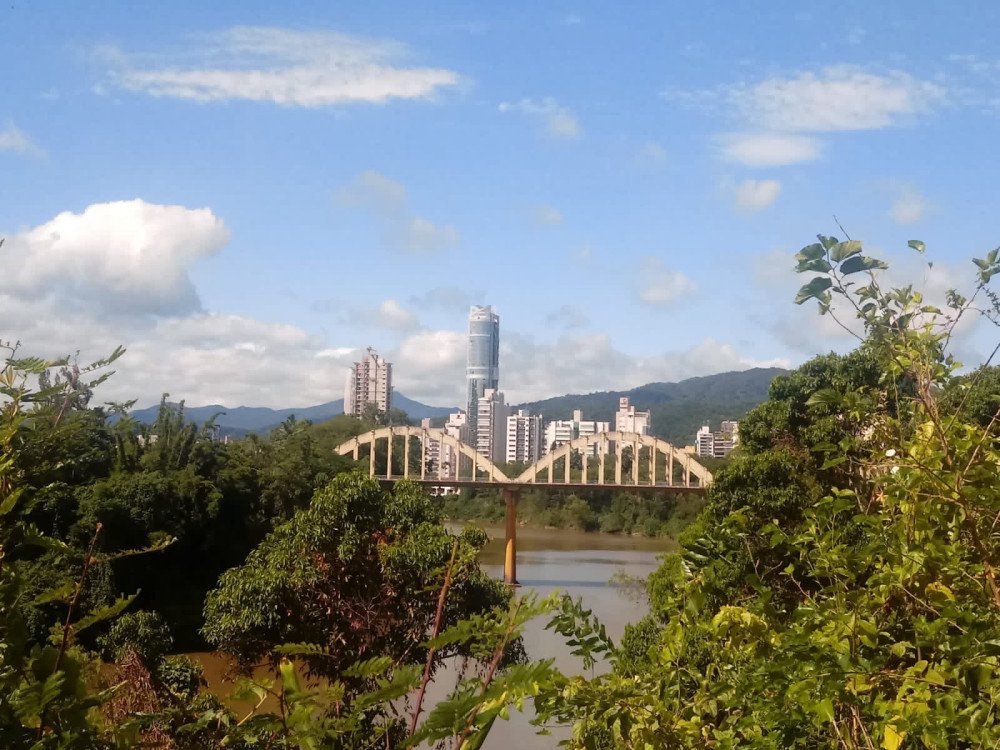 Frio marca o início desta quarta, mas sol aparece ao longo do dia em Blumenau