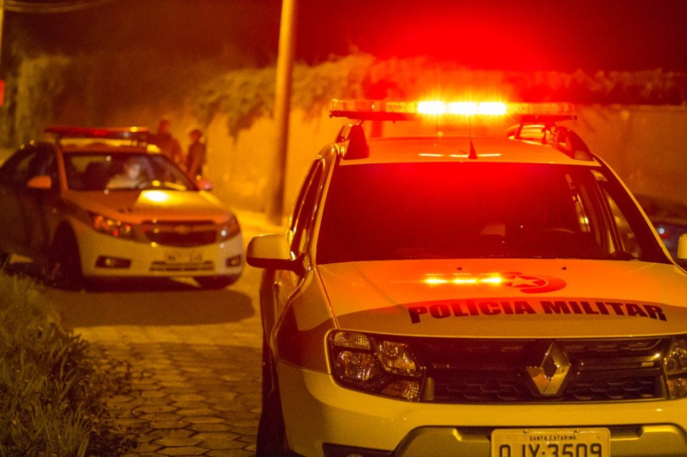 Polícia Militar de Blumenau prende dupla por tráfico de drogas