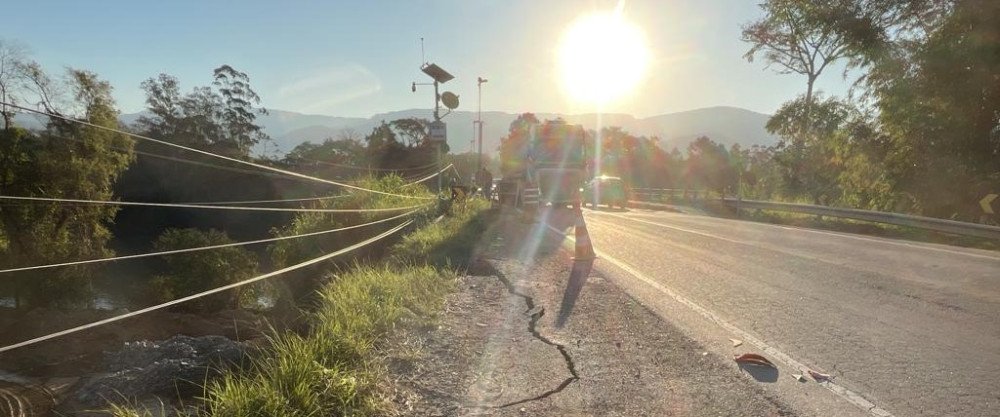 Trecho da BR-470 em Ascurra tem acostamento interditado; DNIT monitora o local