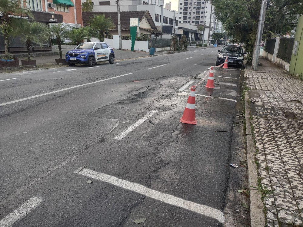 Comerciantes de Blumenau são surpreendidos com demarcação da Área Azul em frente aos estabelecimentos; entenda