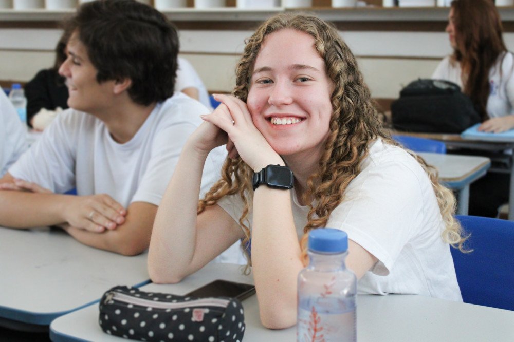 Curso Enem gratuito oferece aulas para técnicas de redação durante férias escolares