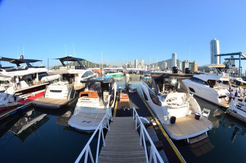 Marina Itajaí Boat Show espera movimentar R$ 100 milhões em negócios; evento segue até domingo