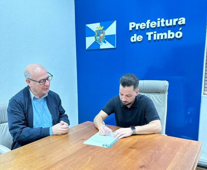 Ordem de serviço da ponte que ligará os bairros Capitais e Nações, em Timbó, é assinada