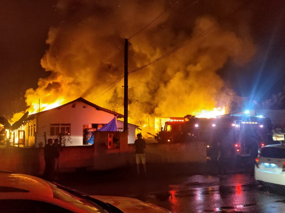 Vídeo: Incêndio atinge empresa de reciclagem de malhas em Blumenau