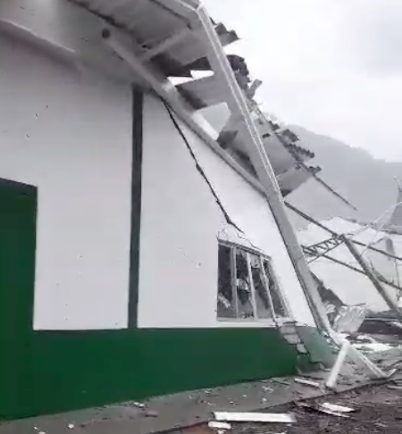Vídeo: Vendaval destrói pavilhão em cidade do Meio-Oeste de SC