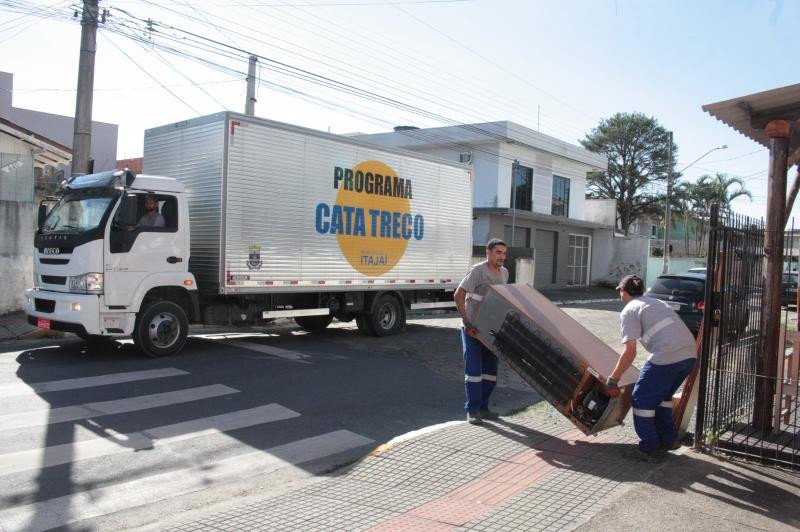 Cata Treco de Itajaí vai atender 27 bairros até agosto; serviço recolhe eletros e móveis sem uso