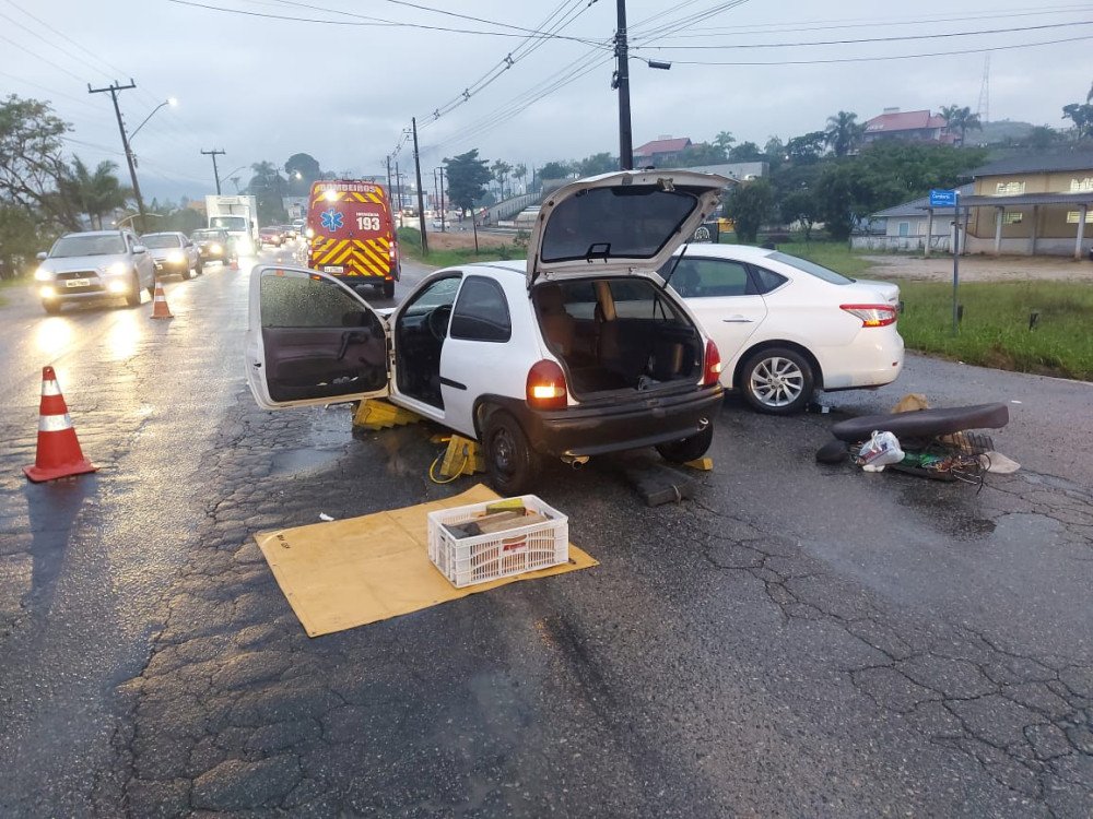 Acidente entre carros deixa motorista ferido na Rodovia Ivo Silveira em Gaspar