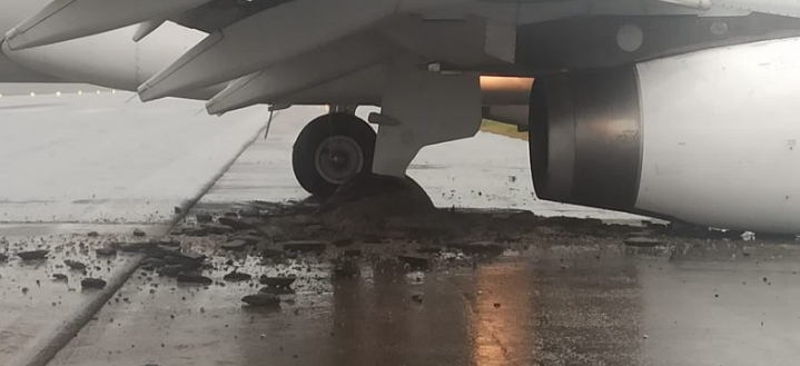 Vídeo: Avião derrapa e aeroporto de Florianópolis é fechado