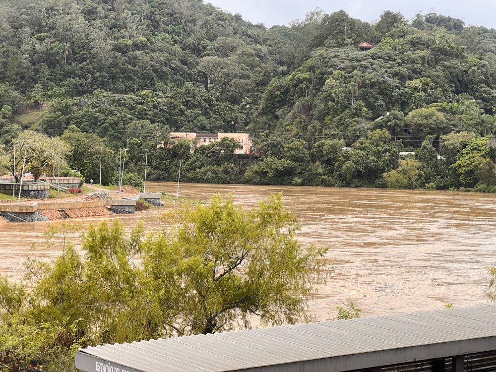 Rio Itajaí-Açu deve atingir 6,3 metros na tarde desta quarta, projeta Defesa Civil de Blumenau