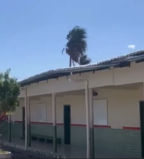 Vídeo: Telhado de escola em Ilhota é arrancado com a força do vento