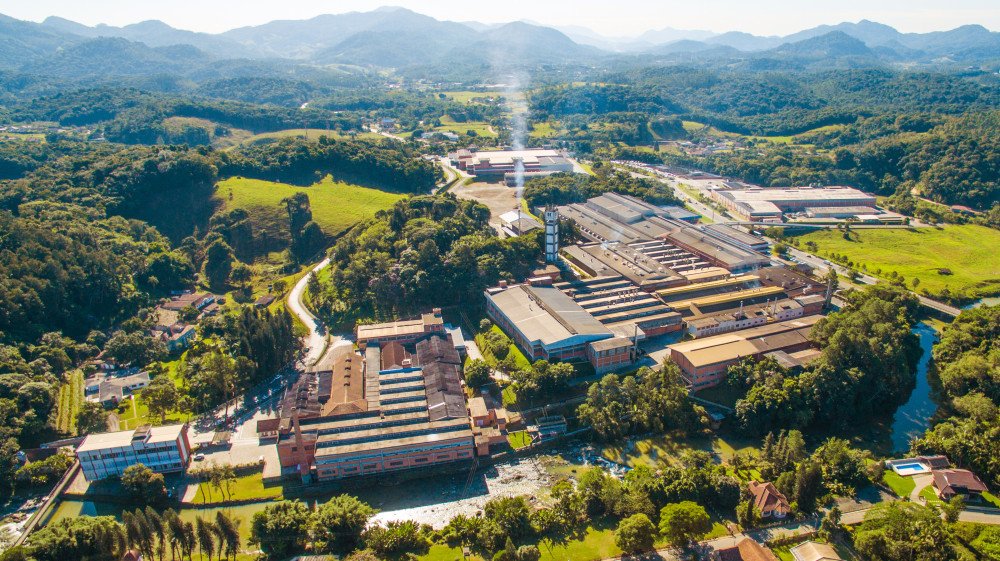 Empresa têxtil de Blumenau tem mais de 100 vagas de emprego abertas para diversas unidades