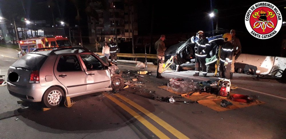 Fotos: colisão frontal entre dois carros deixou três pessoas feridas em Gaspar