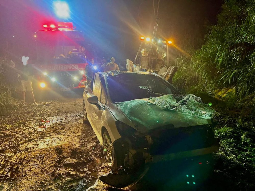 Corpo é encontrado em carro submerso em rio em Ituporanga