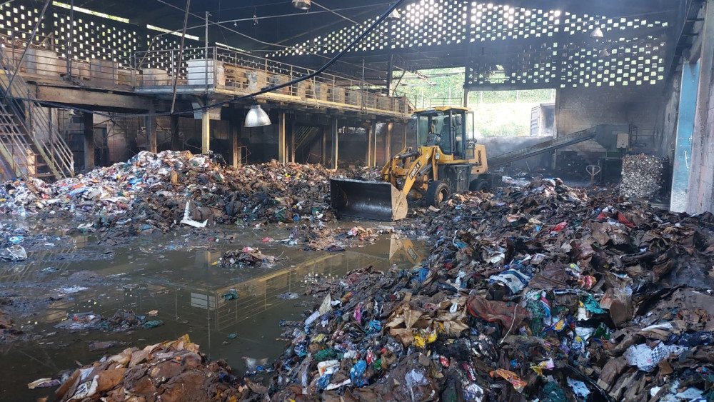 Incêndio destrói galpão de reciclagem em Blumenau; 120 mil litros de água foram utilizados no combate