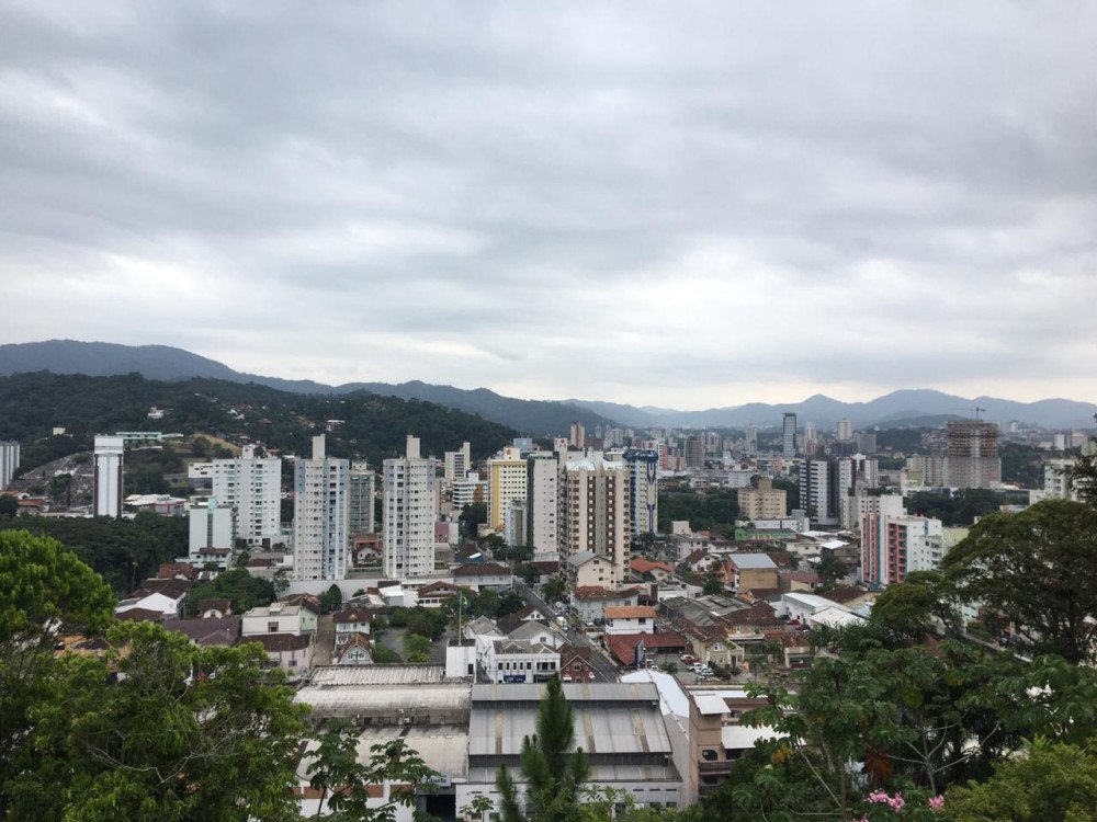 Segunda em Blumenau com céu nublado e possibilidade de chuva fraca ao final do dia