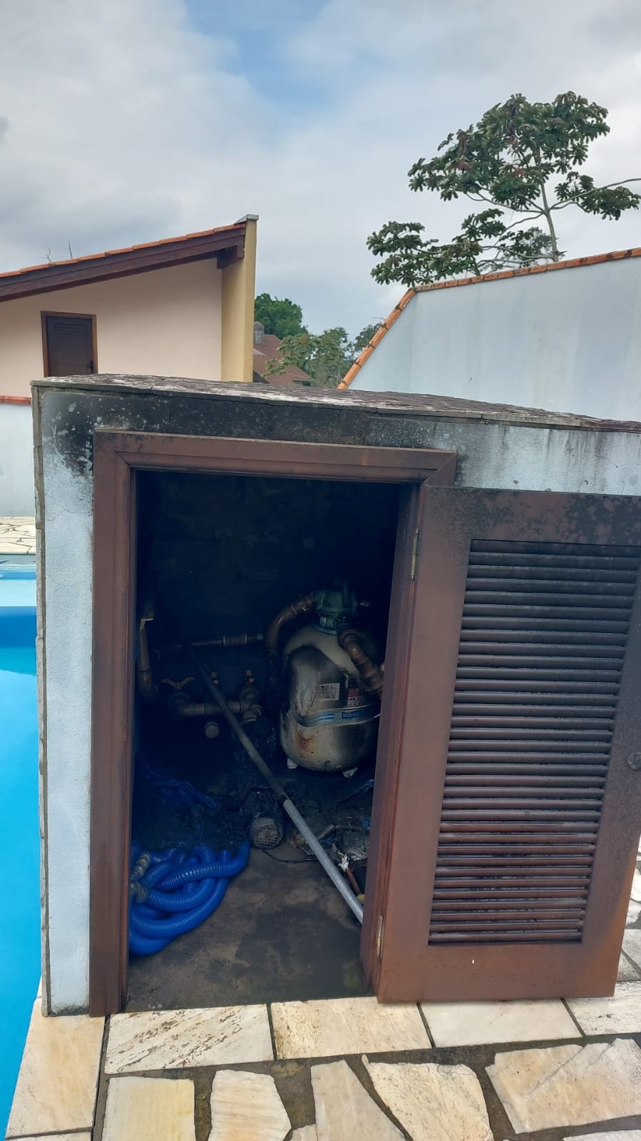 Bomba de piscina pega fogo e bombeiros são acionados em Blumenau