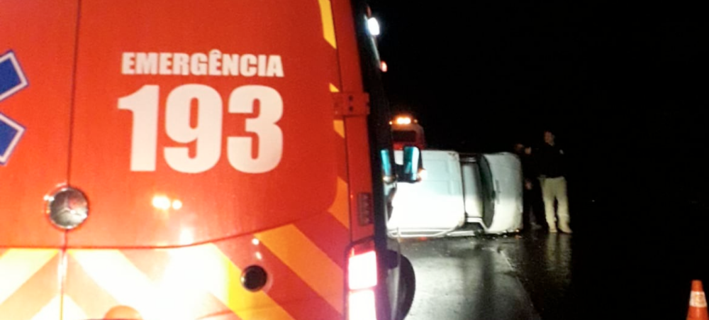 Carro capota na BR-470 em Gaspar e deixa motorista ferido