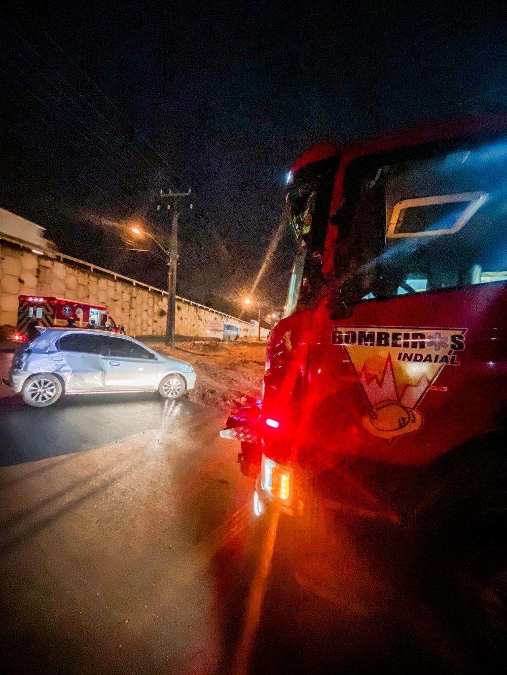Carro e ônibus se envolvem em acidente de trânsito em Indaial