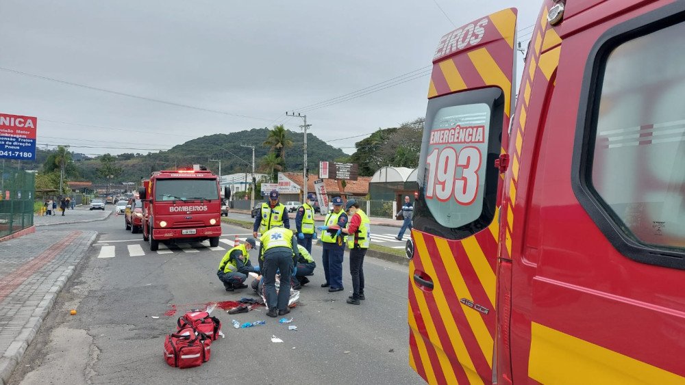 Batida entre carro e moto deixa uma pessoa ferida nesta quarta-feira em Blumenau