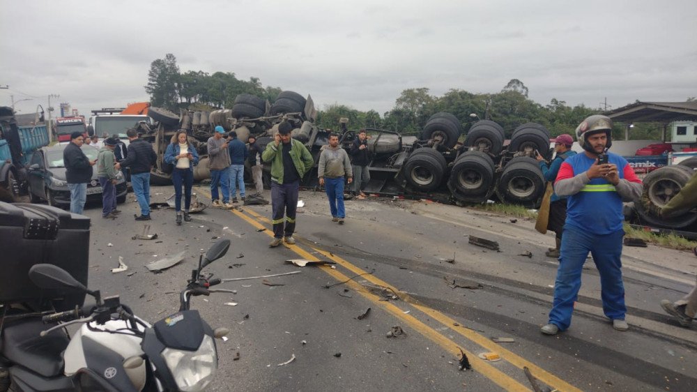 Acidente envolvendo sete veículos na BR-280 deixa pelo menos uma pessoa gravemente ferida