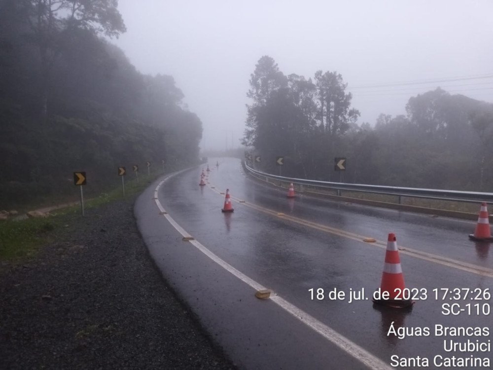 Rachaduras na SC-110, em Urubici, deixam trecho da rodovia em meia pista