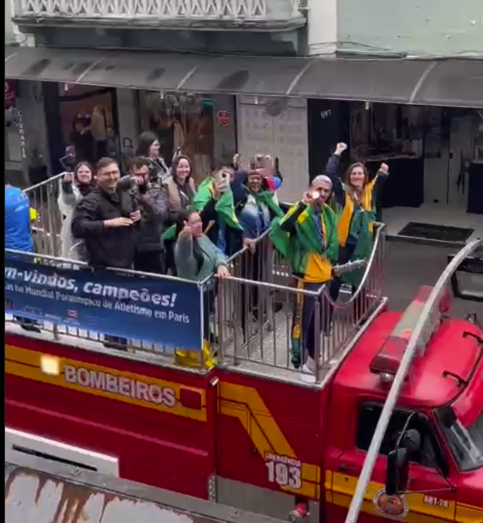 Vídeo: Atletas paralímpicos desfilam pelas ruas de Blumenau após conquistas no Mundial em Paris