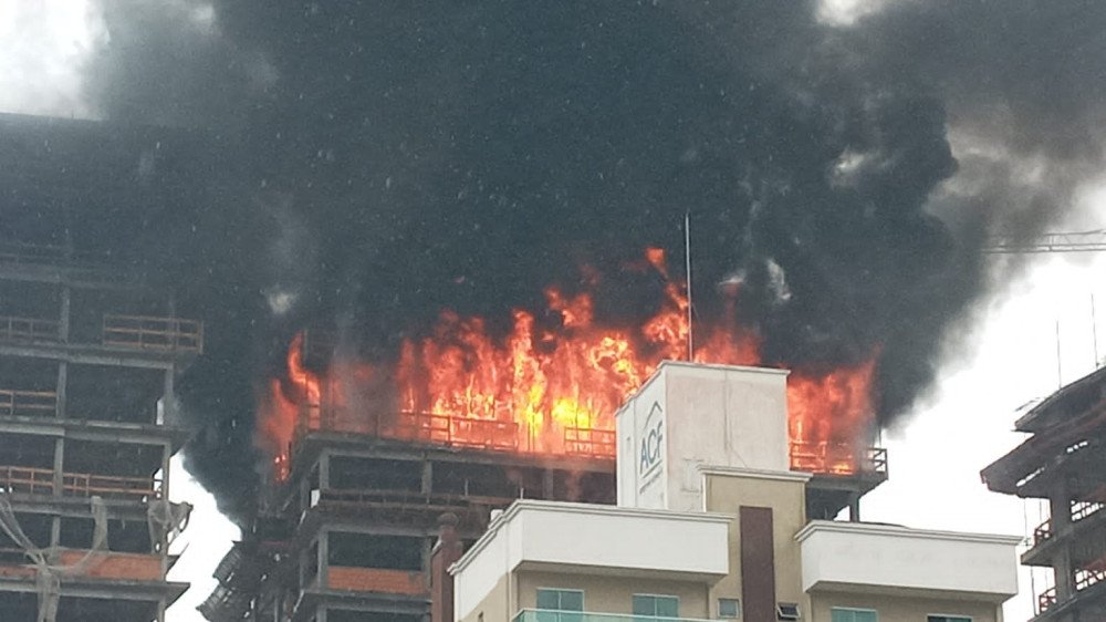 Vídeo: Fogo atinge prédio em Porto Belo nesta quinta-feira