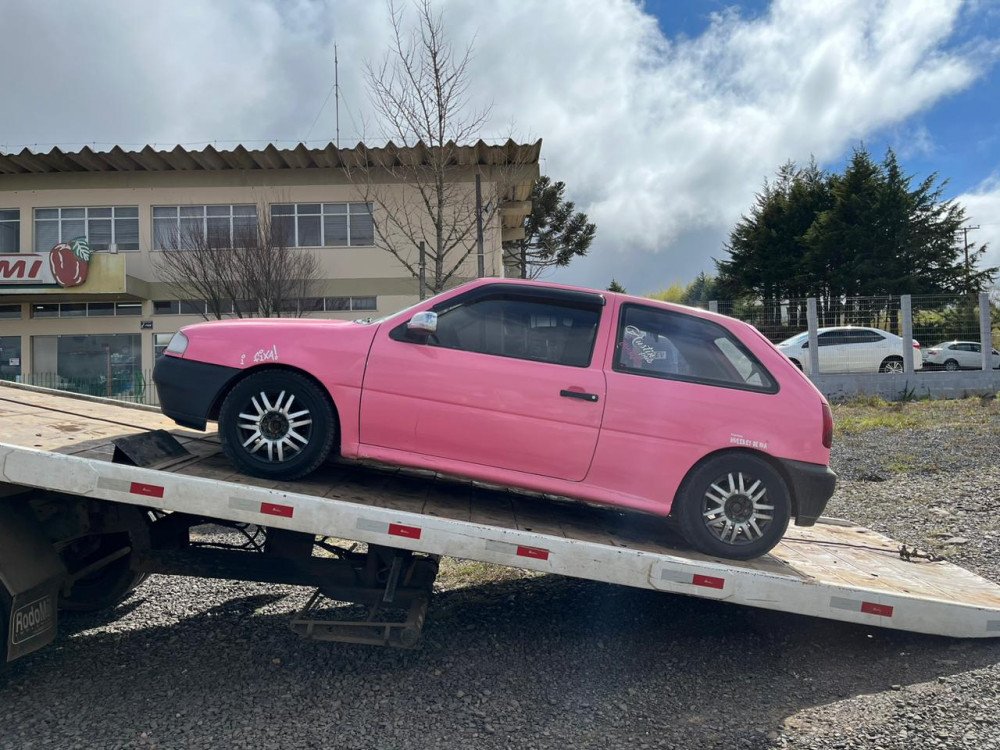 'Não perdoa nem a Barbie': PMRv aborda carro rosa em SC e descobre série de irregularidades