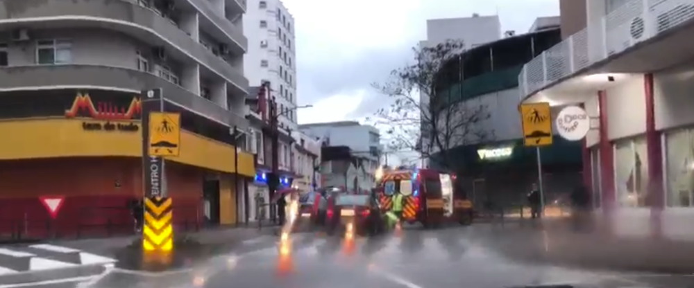 Pedestre é atropelada no centro de Blumenau na manhã desta sexta-feira