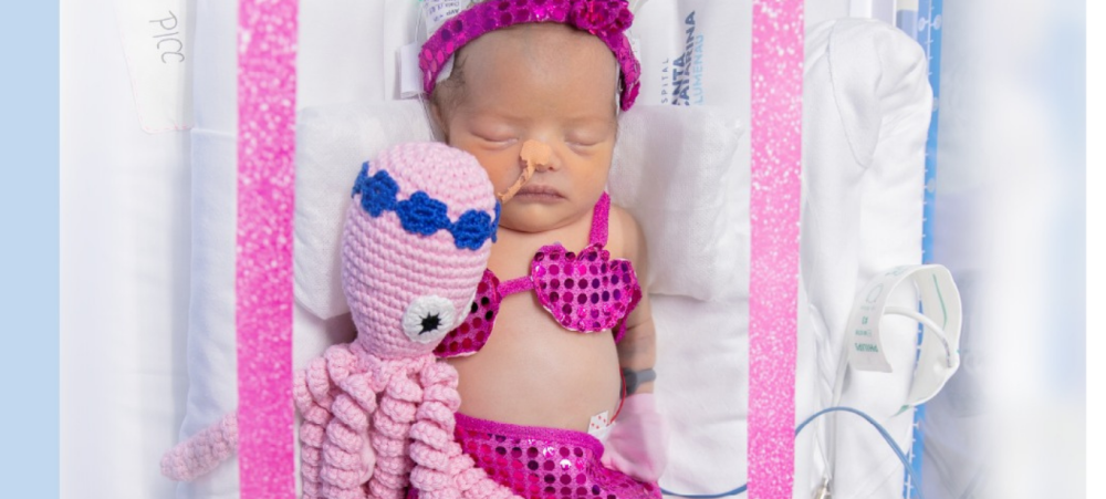 Bebês internados em UTI de hospital em Blumenau são vestidos de Barbie e Ken; veja fotos