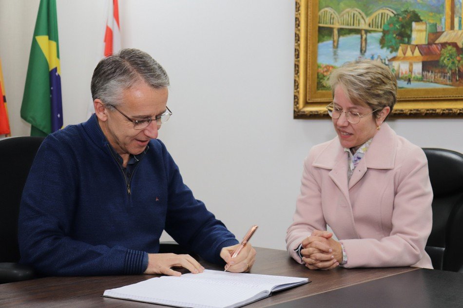 Vice assume a prefeitura de Blumenau pela quinta vez, enquanto prefeito cumpre agenda na Alemanha