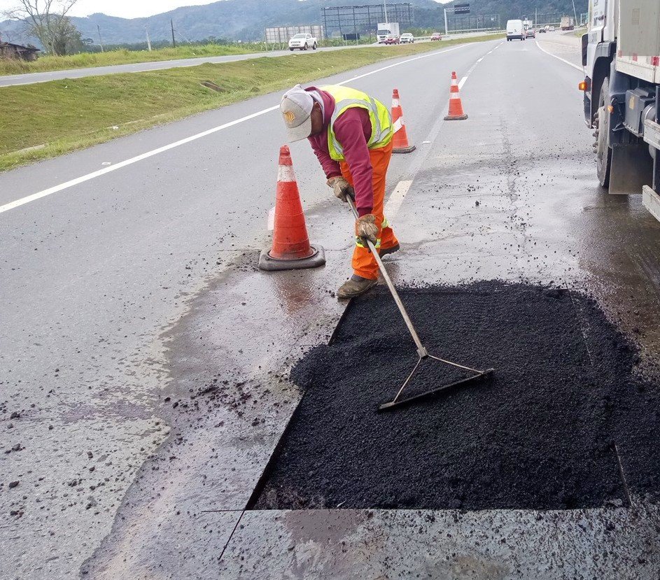 DNIT faz operação tapa-buracos na BR-470 no trecho do Vale do Itajaí