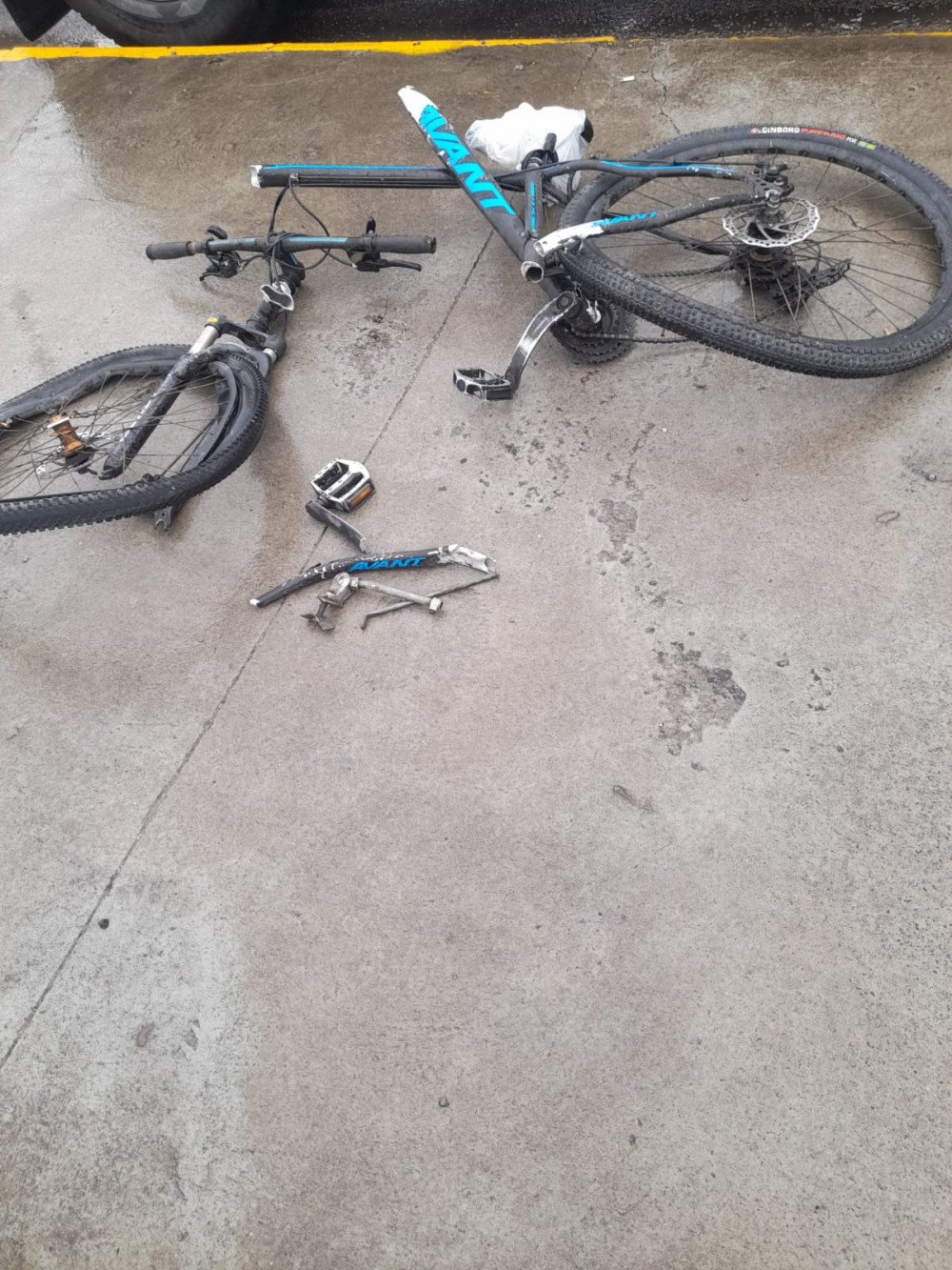 Ciclista fica gravemente ferido após bater de frente com caminhão em Itajaí