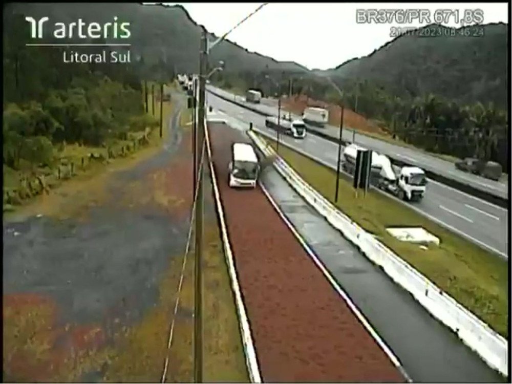 Vídeo: ônibus com 29 passageiros fica sem freios e acidente é evitado por área de escape da BR-376, no Paraná