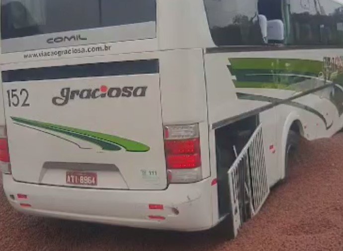 Novo vídeo mostra como ficou ônibus que perdeu freio com 29 passageiros em Guaratuba, no Paraná