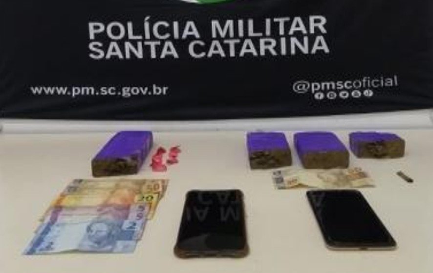 Após tentar fugir da polícia, homens são presos com maconha e cocaína em Blumenau