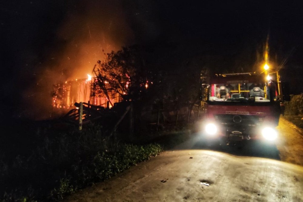 Casa é totalmente destruída em incêndio em Guabiruba; bombeiros conseguiram proteger residência vizinha