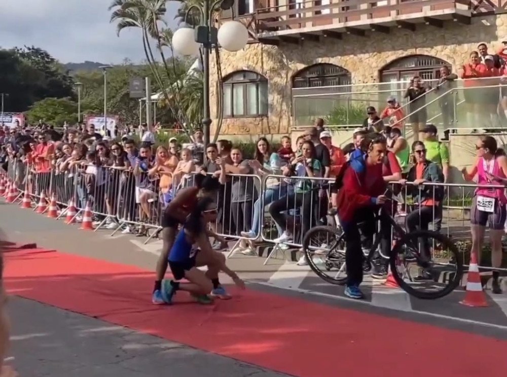 Emoção marca chegada na Maratona Internacional de Blumenau; detalhe de atleta chamou atenção