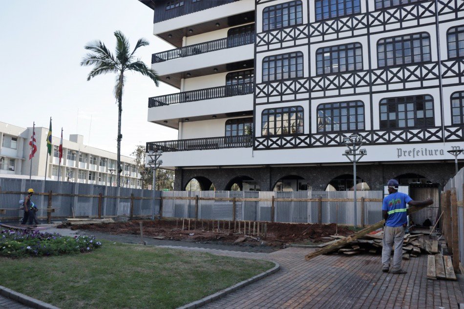 Município inicia revitalização da praça Victor Konder, em Blumenau