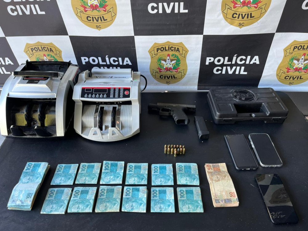 Máquinas de contar dinheiro e R$ 14 mil são apreendidos em operação contra o tráfico de drogas em cidades de SC