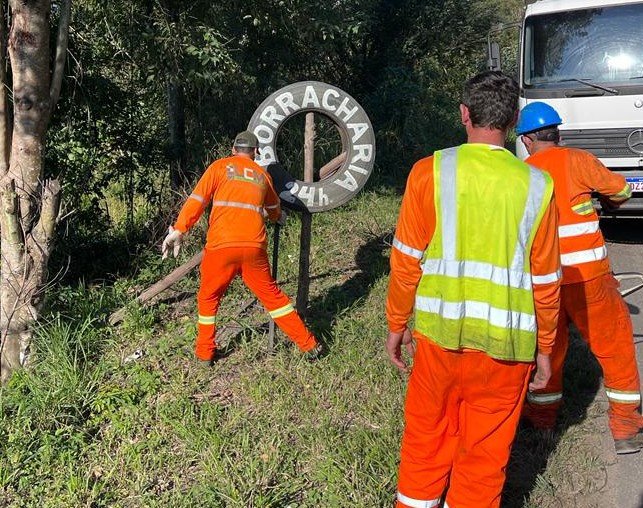 Dnit faz operação de remoção de publicidades irregulares na BR-470, no Vale do Itajaí