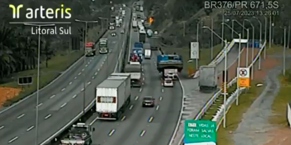 Vídeo: Caminhão fica sem freios e motorista usa área de escape na BR-376 entre PR e SC