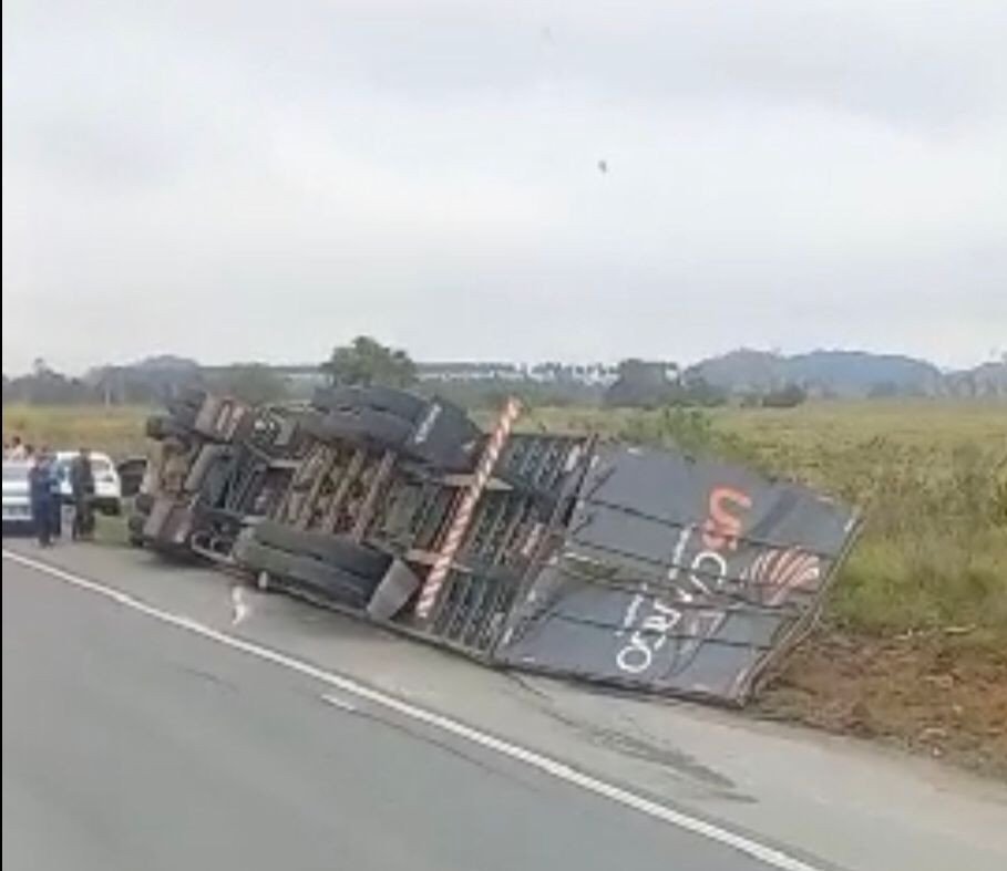 Carreta tomba na BR-470 em Ilhota e deixa quatro pessoas feridas