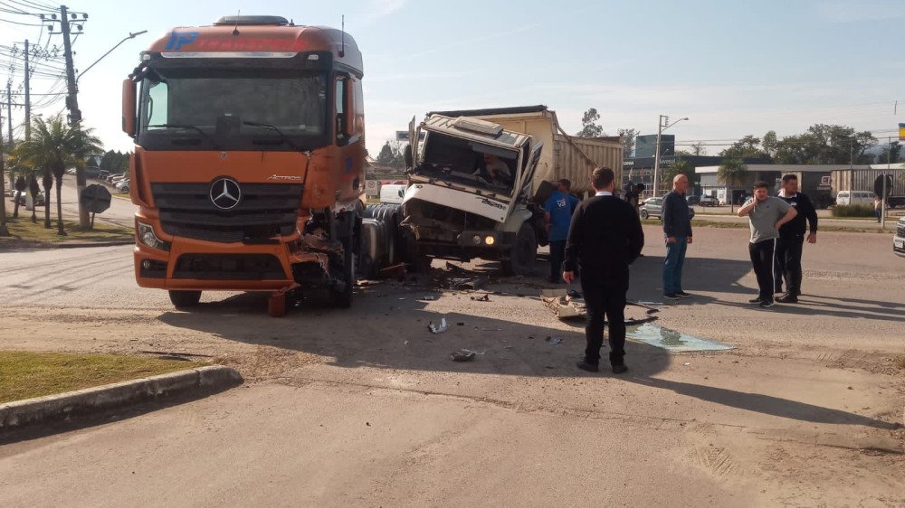 Batida entre carreta e caçamba deixa dois feridos em Rio do Sul