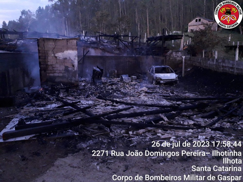 Fotos: Incêndio de grandes proporções destrói casa, carro e rancho em Ilhota
