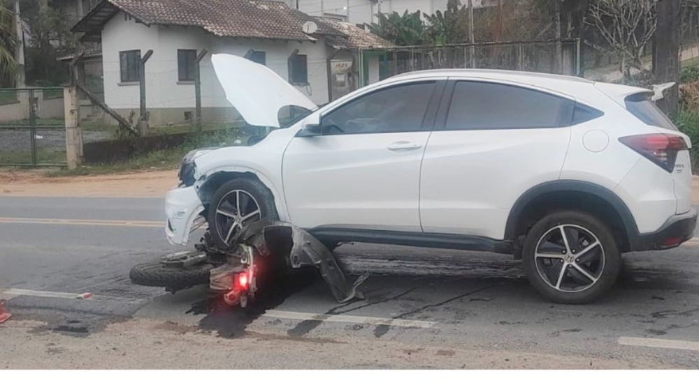 Acidente entre carro e duas motos deixa feridos em Indaial