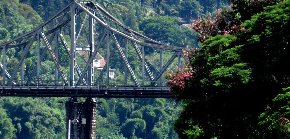Entrada da Ponte de Ferro é interditada em Blumenau para instalação de câmeras de monitoramento